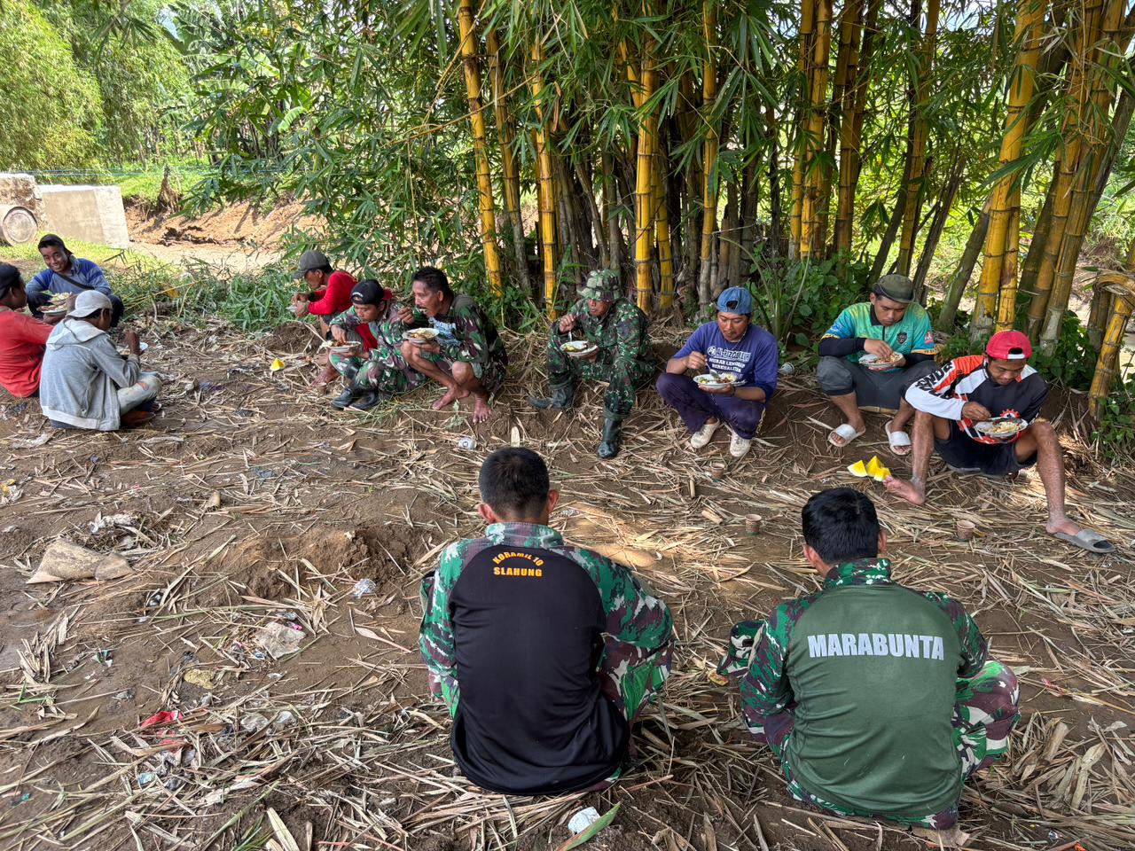 Read more about the article Semangat Ibu Ibu Dukung Suksesnya Pembangunan Jembatan Perintis Garuda di Ponorogo