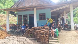 Read more about the article Satgas Nyatai Bareng Warga Sebelum Mengerjakan Proyek Fisik