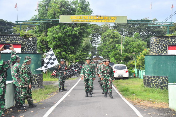 Read more about the article Langkah Tegap di Bawah Terik, Prajurit Kodim Madiun Uji Ketahanan Fisik dan Mental Lewat PSJM
