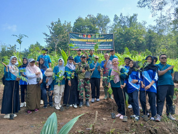 Read more about the article SMPN 1 Gandusari bersama Satgas TMMD Tanam Alpukat dan Sukun