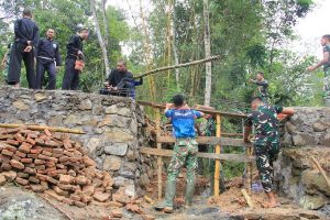 Read more about the article PSHT Bantu Satgas TMMD Kerjakan Proyek Jembatan