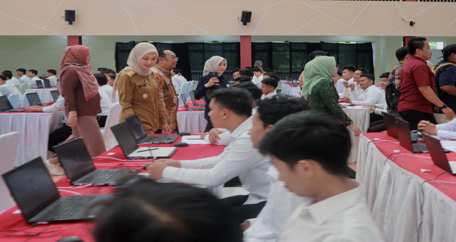 Read more about the article Wagub Jihan Dampingi Wamen Koperasi Tinjau Seleksi Calon Manager KMP