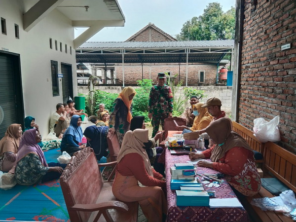Read more about the article Menguatkan Senja Para Lansia, Babinsa Kedondong Aktif Dampingi Posyandu