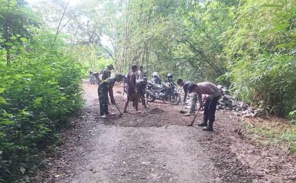 Read more about the article Satgas TMMD Mulai Ratakan Tanah, Tanda Paving Siap Dipasang