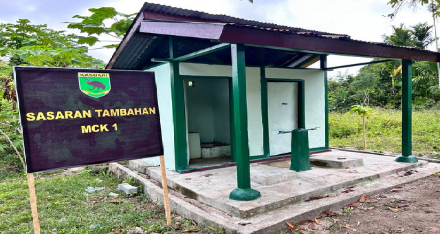Read more about the article MCK Warga Kampung Tanah Rubuh Rampung Dicat