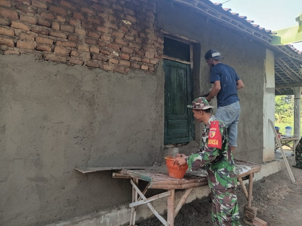 Read more about the article Saat Rumah Mulai Rapuh, Babinsa dan Warga Rejosari Hadir Bawa Harapan