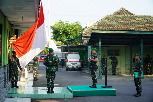 Read more about the article Senin Pagi Penuh Makna, Dandim Madiun Kobarkan Semangat Disiplin dan Pengabdian Prajurit