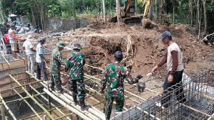 Read more about the article Babinsa Desa Joho Bersama Warga Bangun Jembatan Klampok 1, Kerjakan Begesting dan Pengecoran Bantalan