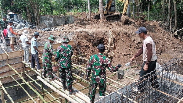Read more about the article Babinsa Desa Joho Bersama Warga Bangun Jembatan Klampok 1, Kerjakan Begesting dan Pengecoran Bantalan
