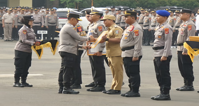 Read more about the article Bupati Pringsewu Terima Penghargaan Kapolda Lampung