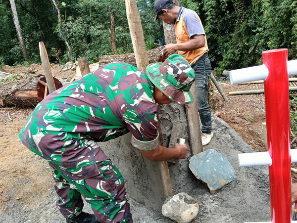 Read more about the article Babinsa Desa Samar dan Warga Kebut Pembangunan Jembatan Garuda, Struktur Semakin Kokoh