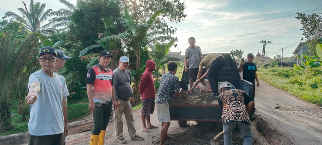 You are currently viewing Wabup Tubaba Gotong Royong Bersama Warga Perbaiki Jalan