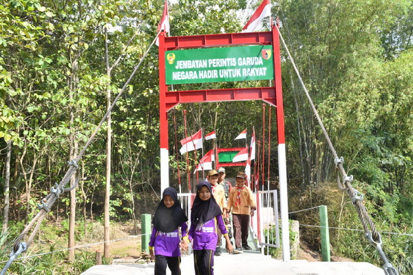 Read more about the article Jembatan Impian Selesai, Anak Sekolah Tidak Lagi Nyeberang Kali
