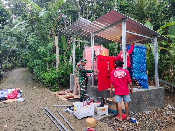 Read more about the article Satgas Pasang Mesin Air Siap Minum