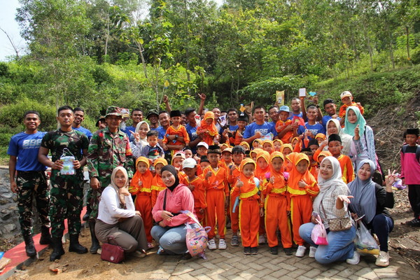 Read more about the article Bingkisan dari Siswa MI untuk Satgas