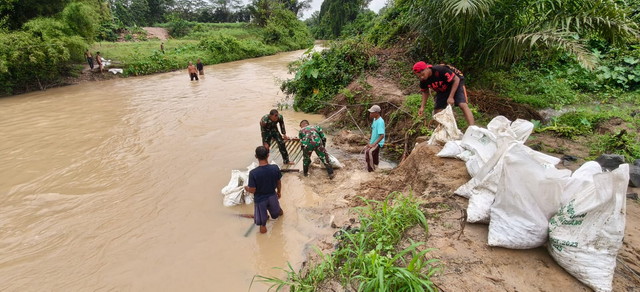 Read more about the article Menembus Arus Way Tipo, “Ngunjal” Material Lewat Rakit Bambu Darurat