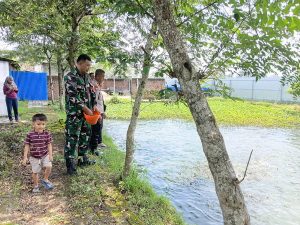Read more about the article Bangun Ketahanan Pangan Warga, Babinsa Pule Ajak Warga Budidaya Ikan Patin