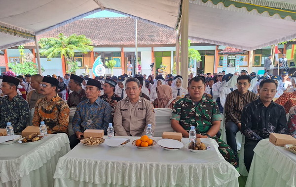 Read more about the article Babinsa Koramil Panggul Hadiri Tasyakuran Akhir Tahun SMPN 2 Panggul, Motivasi Siswa Lanjutkan Pendidikan