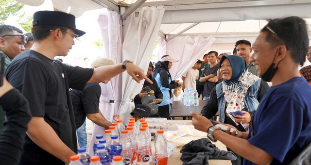 Read more about the article Di Tengah Hingar Bingar Indonesian Drift Series 2026, Bupati Egi Sempatkan Jajan  Pelaku UMKM