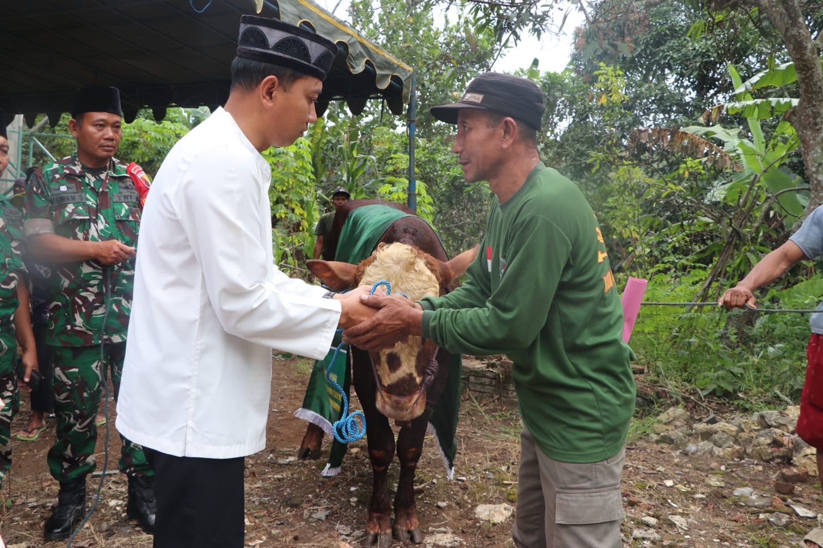 Read more about the article Tak Sekadar Kurban, Dandim 0807 Bangun Kedekatan dengan Warga Ngepoh