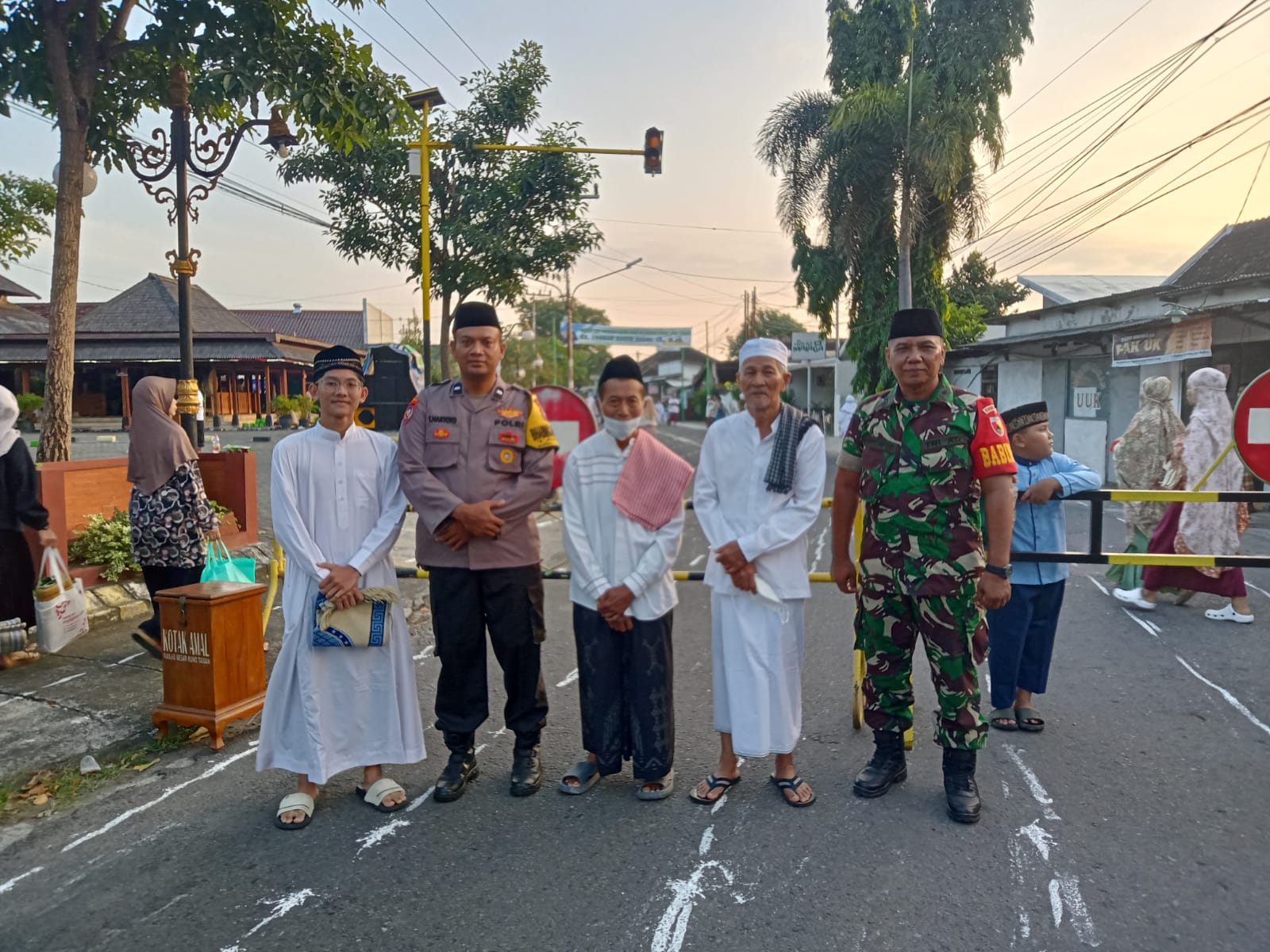 You are currently viewing Teduhkan Suasana Idul Adha, Babinsa Koramil Taman Jaga Khusyuknya Salat di Masjid Kuno