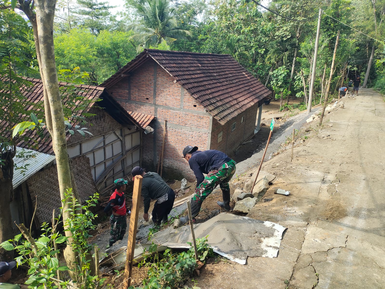 Read more about the article Satgas TMMD Bersemangat Tuntaskan Pengerjaan TPJ