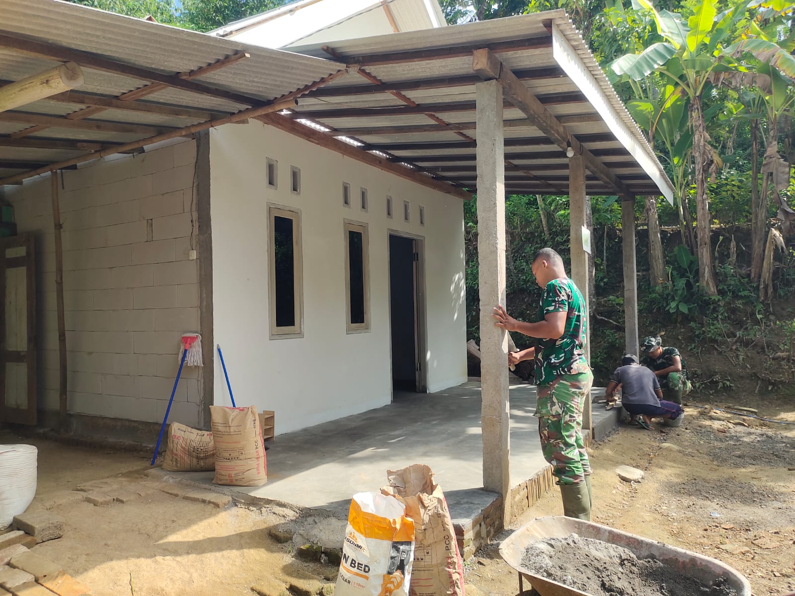 Read more about the article Rumah Mbah Paini Hampir Tuntas, Satgas Tinggal Lakukan Pengecatan