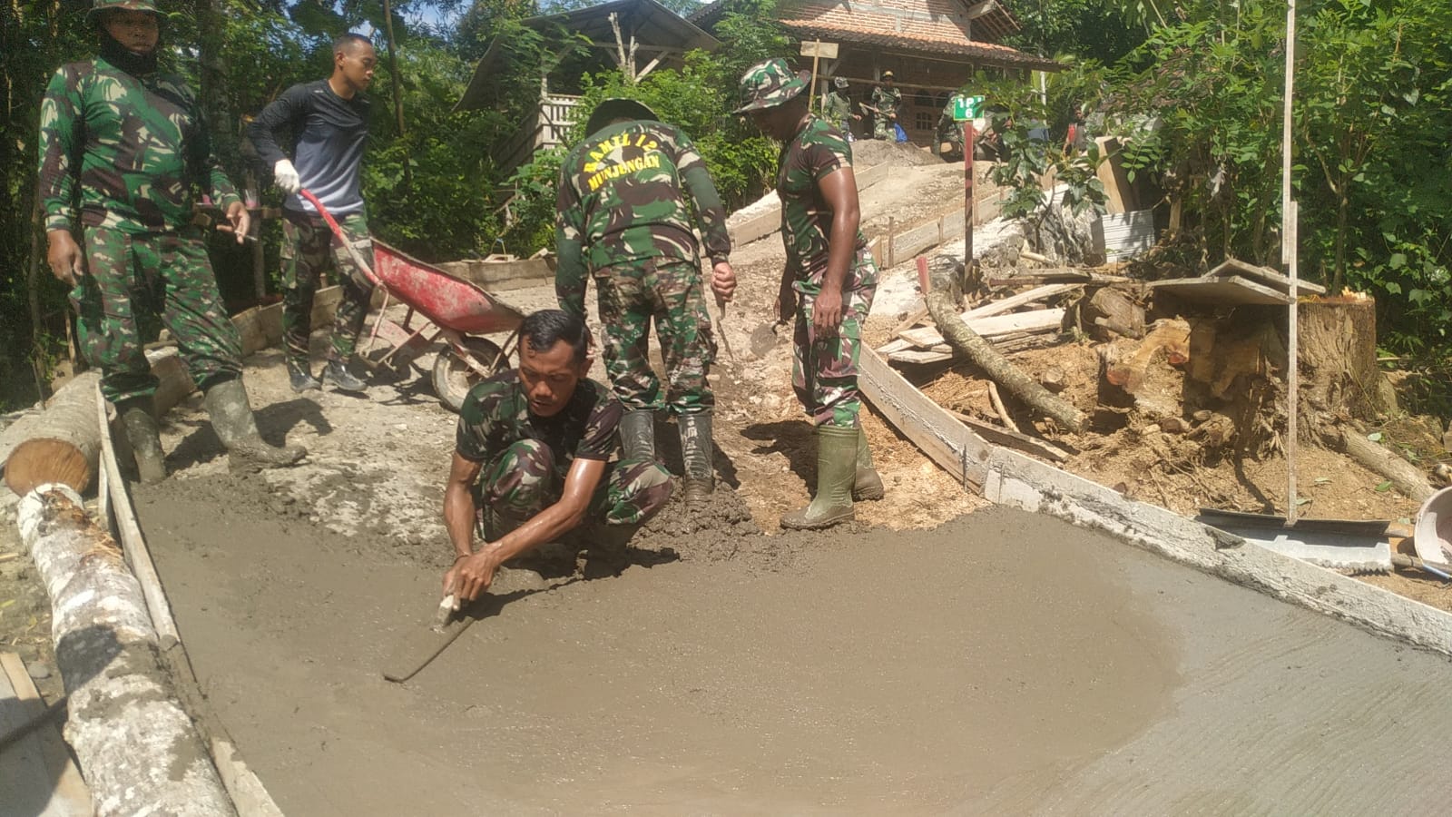 Read more about the article Tak Peduli Terik, Satgas TMMD Bersemangat Tuntaskan Rabat Jalan