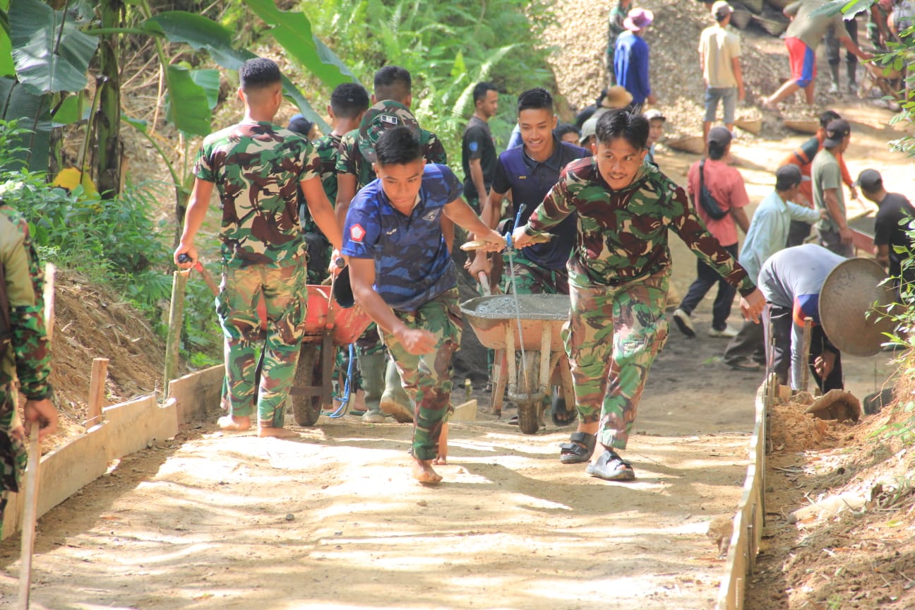 Read more about the article Semangat Satgas TMMD Menyelesaikan Rabat Jalan