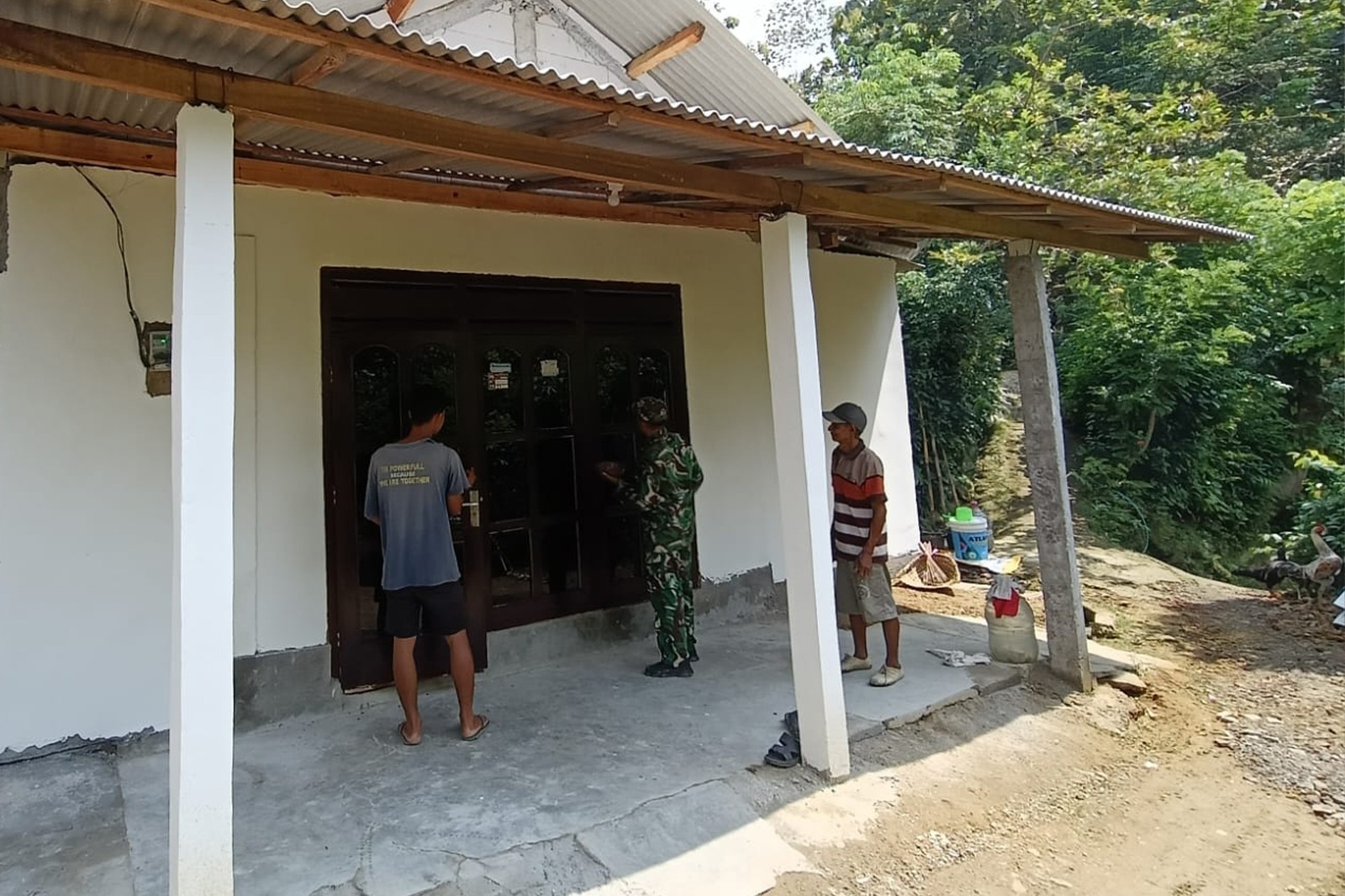 Read more about the article Satgas TMMD ke-128 Mulai Pengecatan Jendela Rumah Sarto