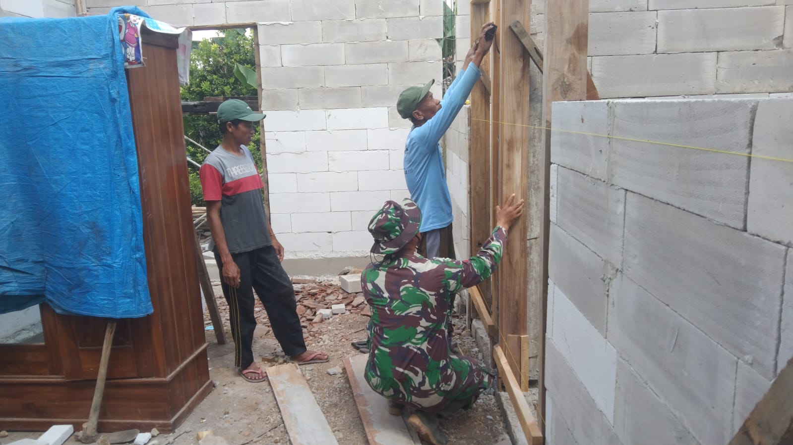 Read more about the article Sentuhan Gotong Royong TNI dan Warga Sulap Rumah Tak Layak Huni di Desa Morang