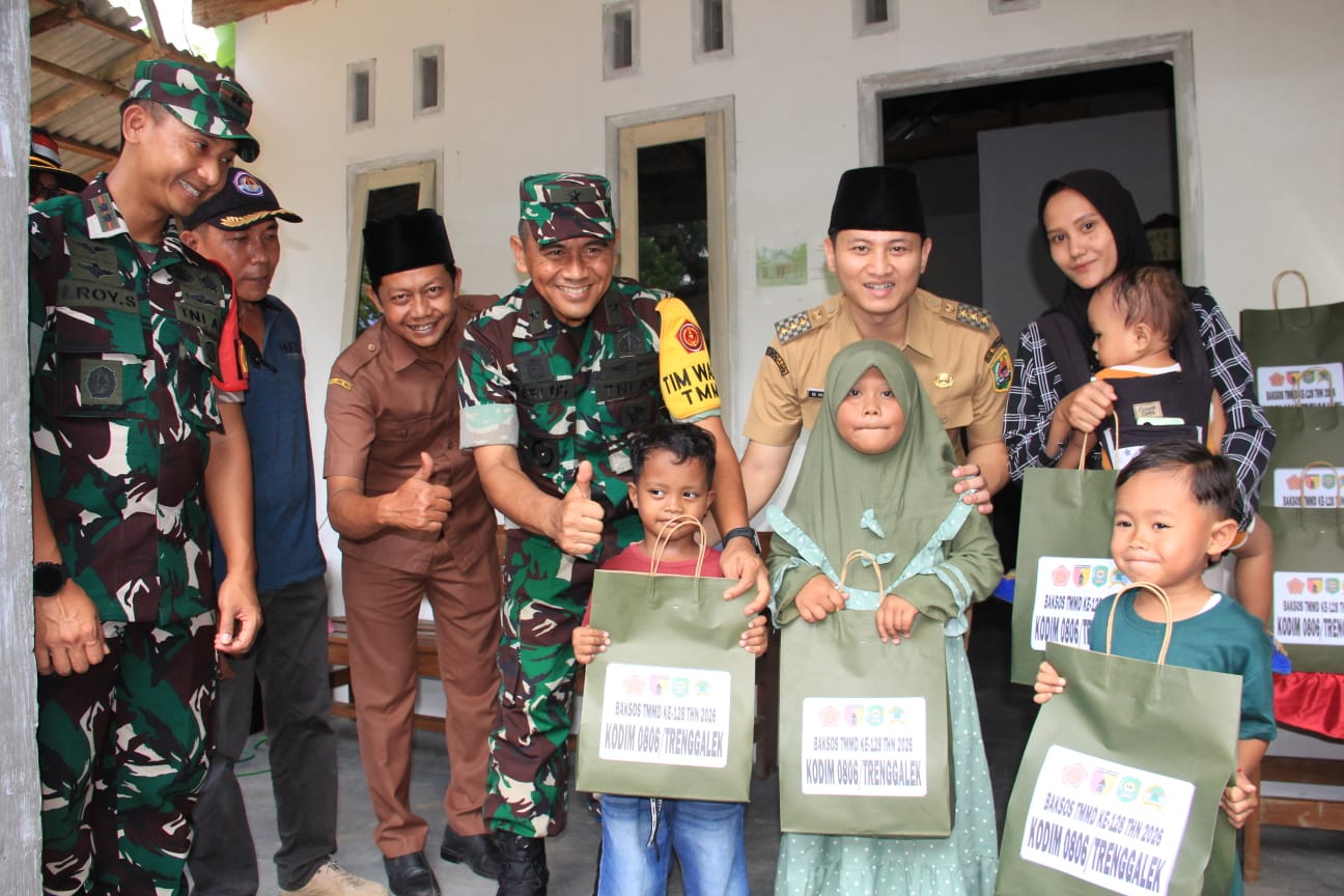 Read more about the article Bupati Serahkan 10 Paket Sembako