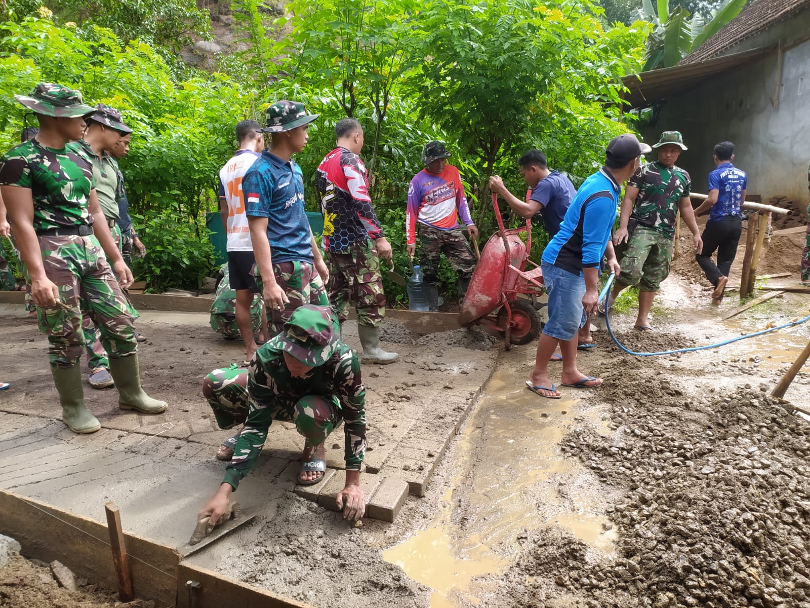 Read more about the article Semangat Tuntaskan Paving Jalan