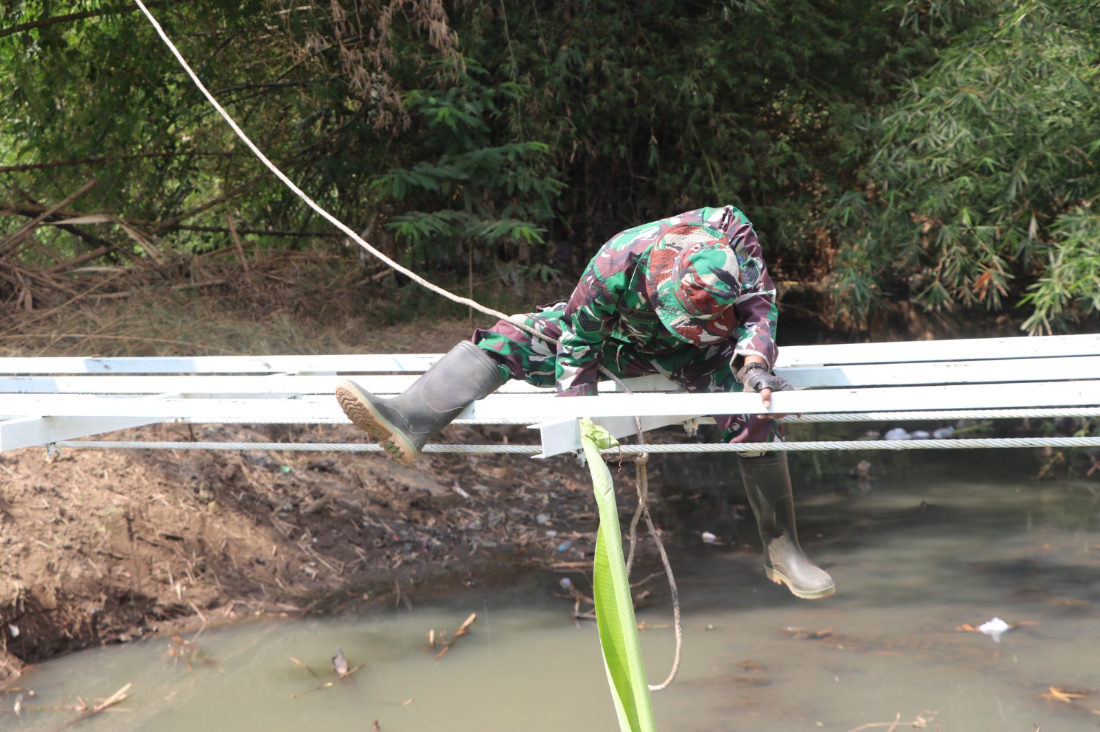 Read more about the article Jembatan Perintis Garuda Sungai Song Masuki Tahap Finishing, Babinsa Kauman dan Warga Kebutan Penyelesaian