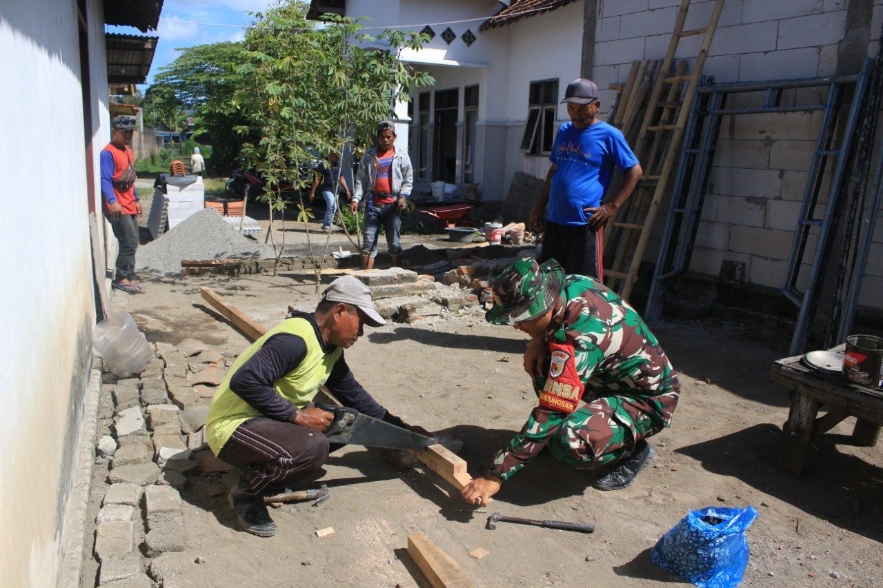 Read more about the article Impian Mbah Kemi Miliki Rumah Layak Huni Kian Nyata, Babinsa Tanjungsari dan Warga Pasang Rangka Atap