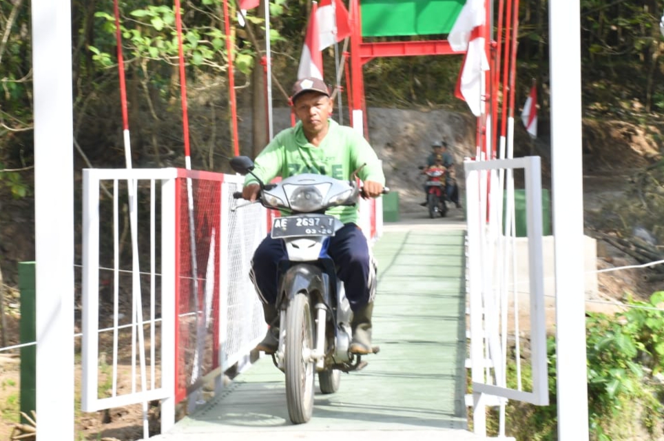Read more about the article Tiga Jembatan Garuda Dibangun, Warga Ponorogo Kini Tak Lagi Menantang Arus Sungai
