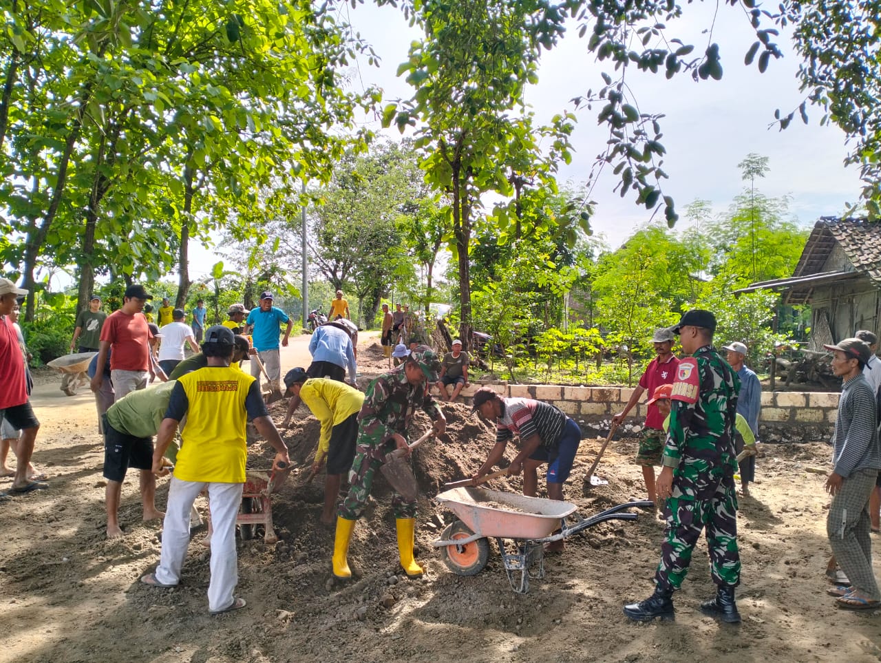 Read more about the article Babinsa dan Masyarakat Wonoasri Gotong Royong Perbaiki Jalan Rusak