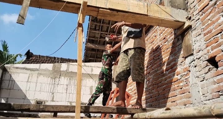 Read more about the article Babinsa Tertek Dampingi Pemasangan Bata Ringan dan Blandar Atap Rumah Warga