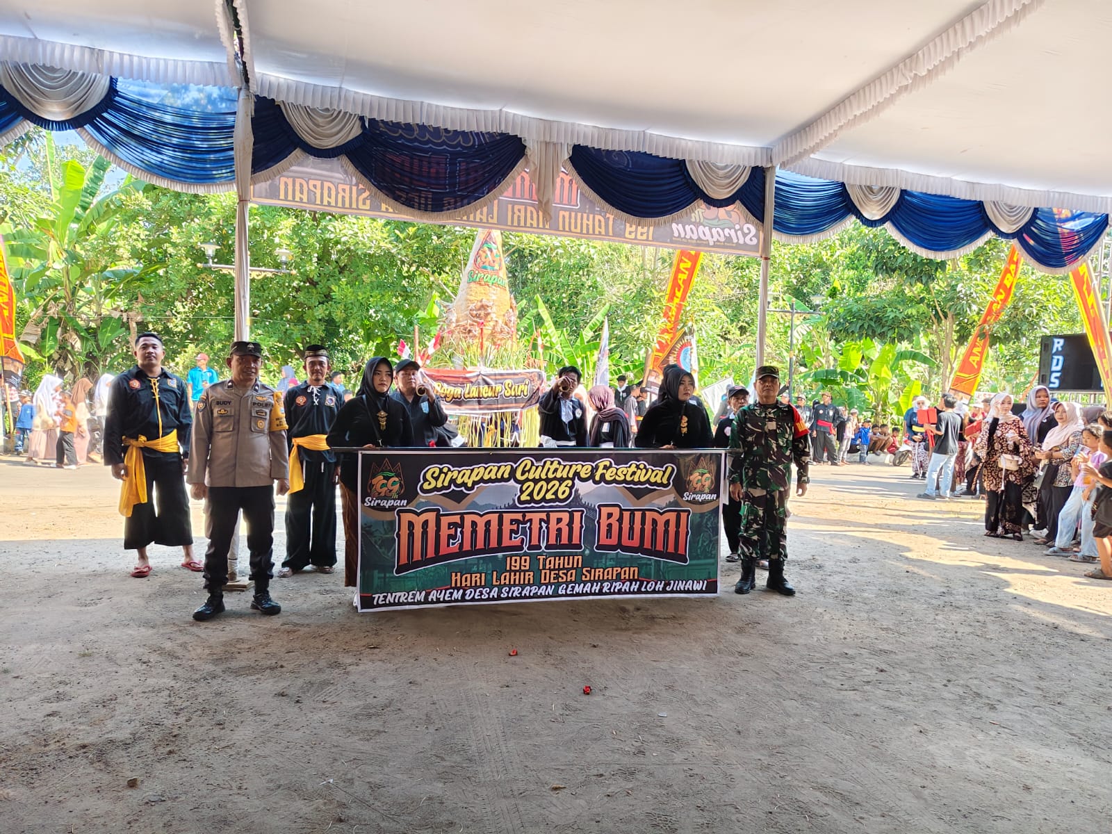 Read more about the article Mengarak Syukur, Merawat Tradisi: Babinsa Kawal Kirab Tumpeng Bersih Desa Sirapan