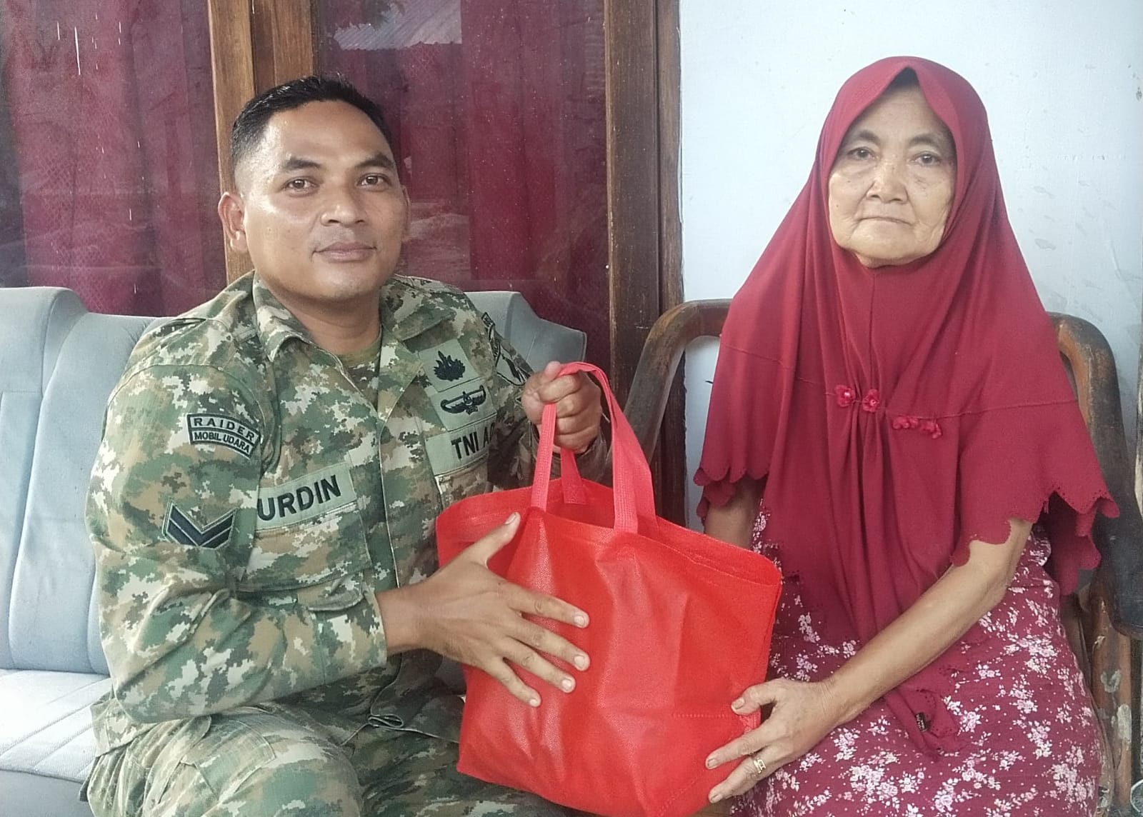 Read more about the article Dari Barang Bekas Jadi Sembako untuk Lansia, Ada Sosok Sertu Nurdin di Balik Aksi Warga Dagangan