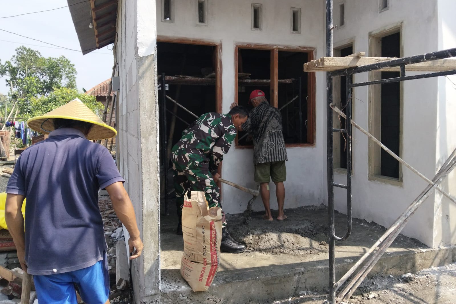 Read more about the article Kepedulian TNI untuk Rakyat, Babinsa Tamanan Bantu Wujudkan Rumah Layak Huni
