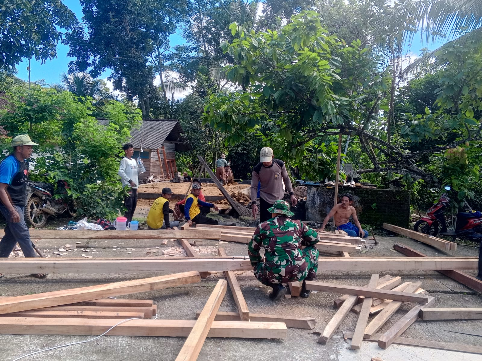 Read more about the article Babinsa Desa Sedayugunung Dampingi Pembangunan Rutilahu, Rangka Rumah Warga Mulai Berdiri