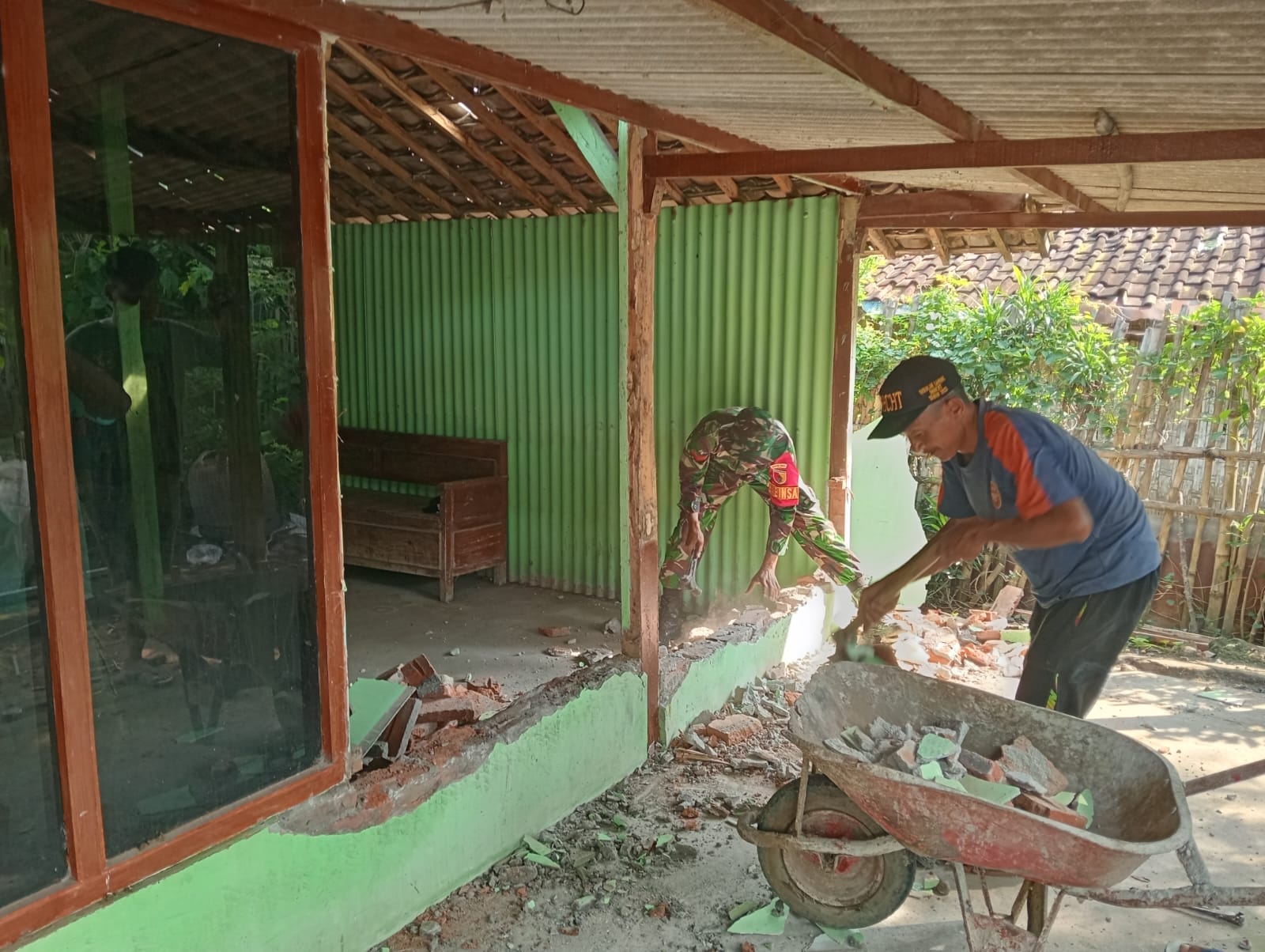 Read more about the article Rumah Pak Jarman Mulai Dibedah, Babinsa dan Warga Pilangkenceng Hadirkan Harapan Baru
