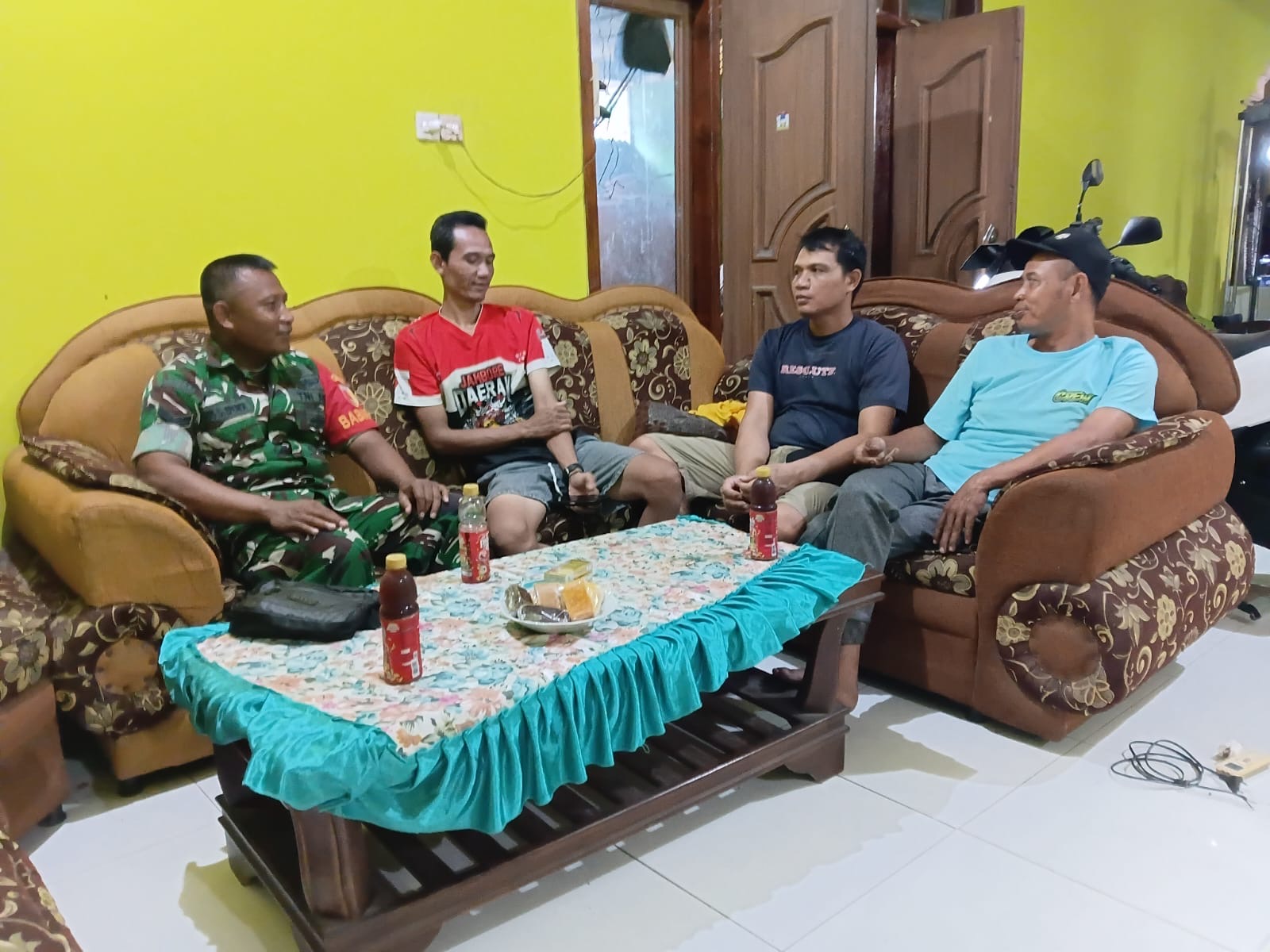 Read more about the article Anjangsana, Sarana Efektif Babinsa Kodim Ponorogoo Jalin Kedekatan dengan Warga