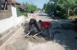 Read more about the article Kerja Bakti, Babinsa Kodim Ponorogo Bersama Warga Gotong Royong Bangun Mushala