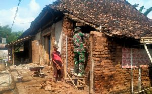 Read more about the article Saat Warga Membutuhkan, Babinsa dan Warga Geger Hadir Perbaiki Rumah Suyat
