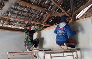 Read more about the article Serda Relli Dampingi Pemasangan Plafon Rutilahu, Impian Sabrang Dapat Rumah Baru Kian Nyata