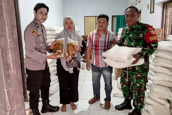 Read more about the article TNI-Polri Kawal Penyaluran Bantuan Beras dan Minyak Goreng bagi Warga Kurang Mampu di Trenggalek