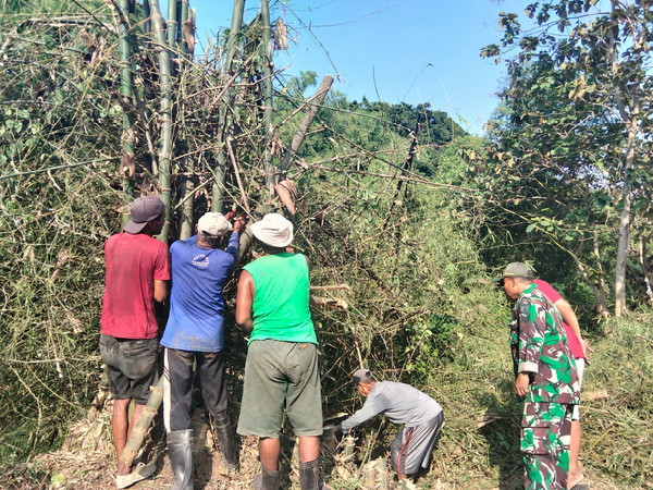 Read more about the article Ikut Kerja Bakti, Sarana Komsos Anggota Kodim Ponorogo Ciptakan Kemanunggalan Dengan Warga