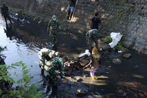 Read more about the article Sinergitas TNI dan Warga Bersihkan Sampah di Bantaran Sungai